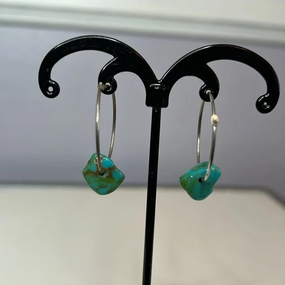 Vintage southwest silver tone and turquoise necklace and hoop earrings set - Picture 4 of 10